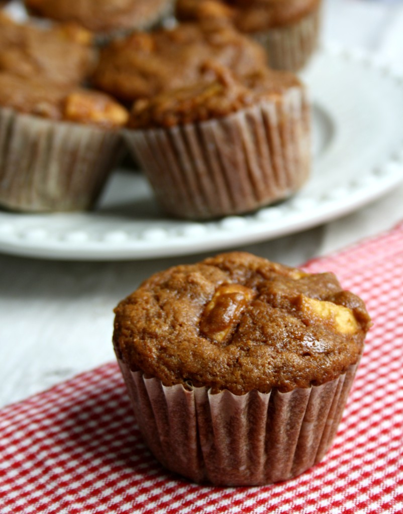 Apple cinnamon muffins with molasses